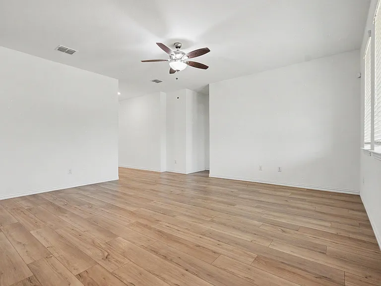 1118 Mahogany Ln — Photo 35