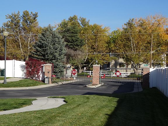 2nd image of 461 E Park Oak Pl