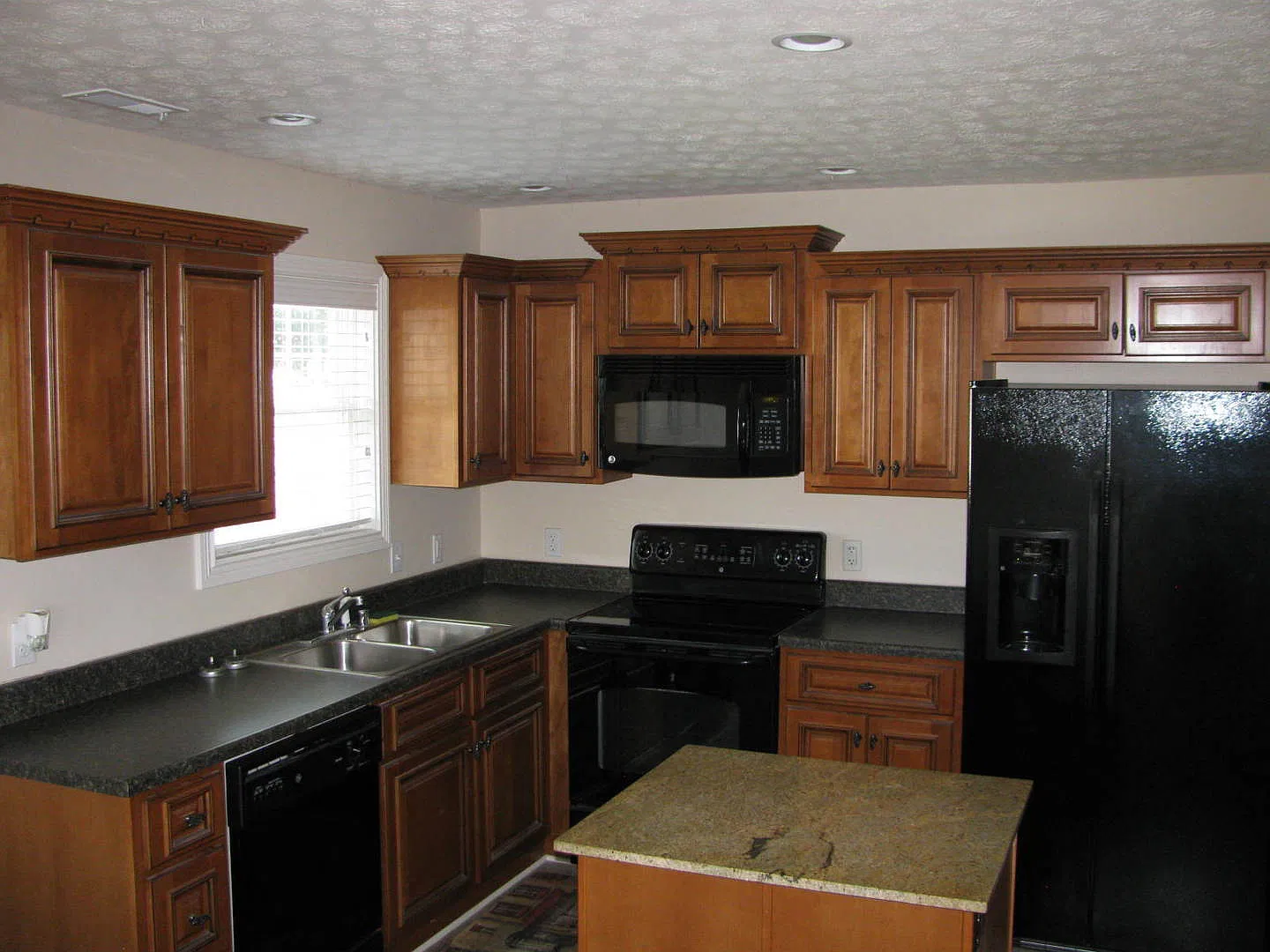 Like new home in Oldham County — Photo 2