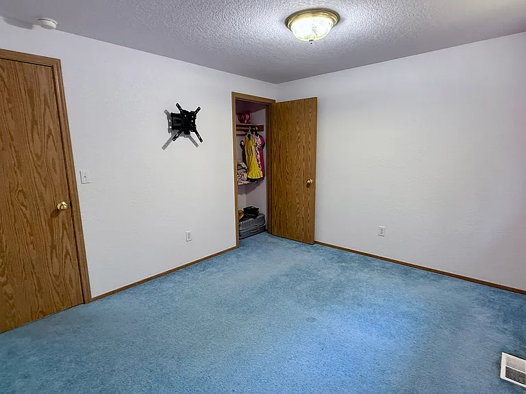 2nd bedroom with closet