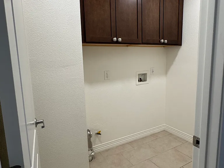 5766 Newcastle Ave — Photo 28