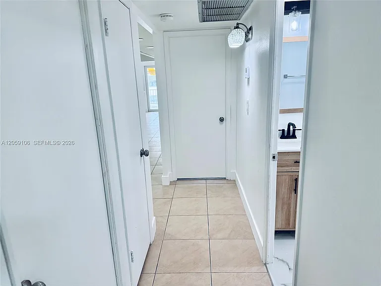 7011 Crown Gate Ct — Photo 6