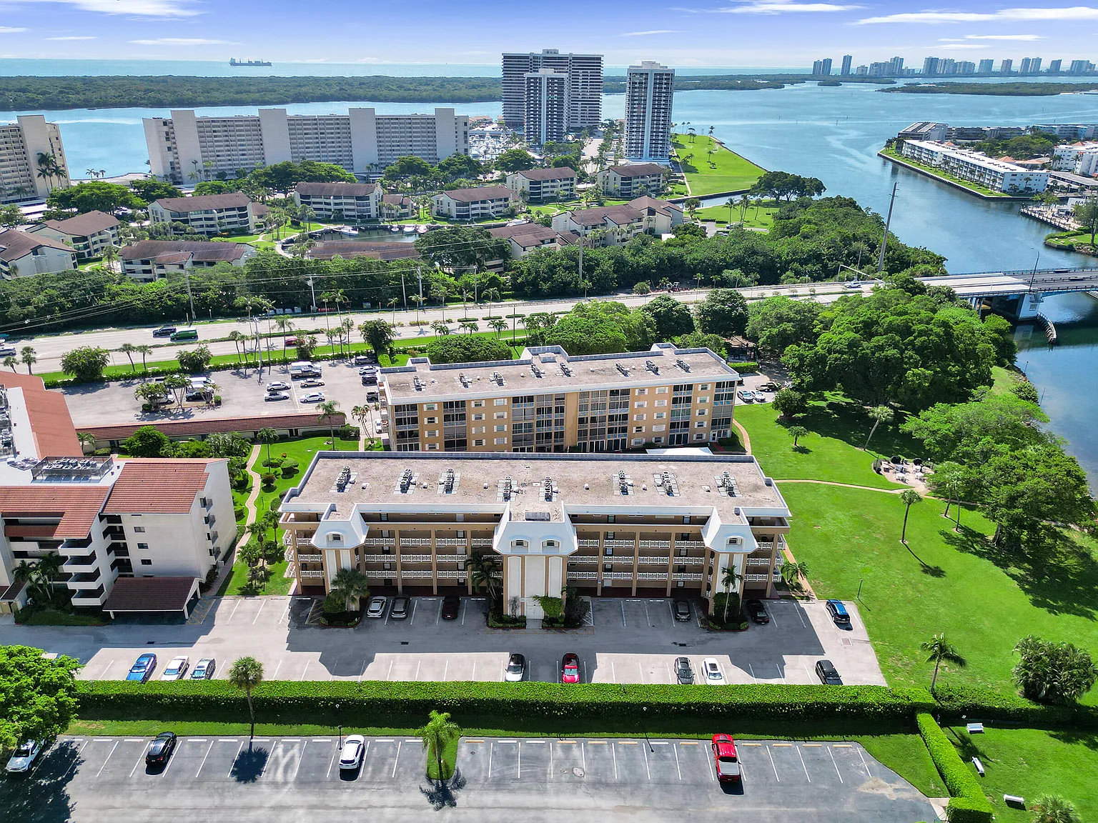 Waterway West Condominiums — Photo 2