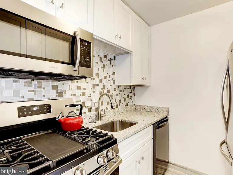 2400 41st St NW #203 — Photo 13