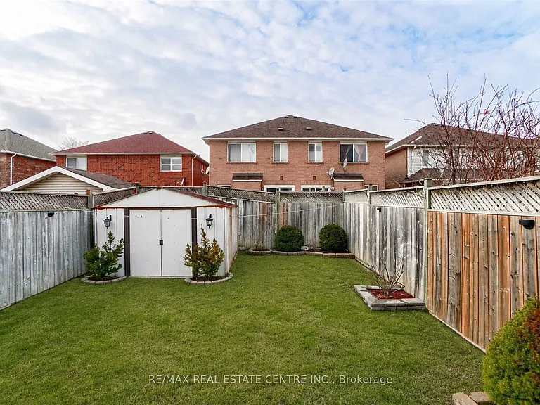 92 Lake Louise Dr #UPPER — Photo 18