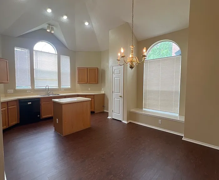 2213 Creek Royal Dr — Photo 10
