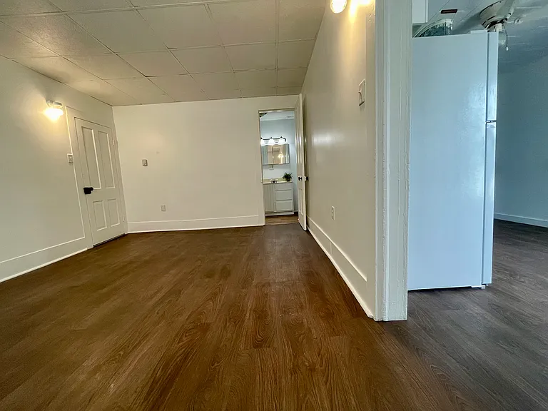 565 E Locust St — Photo 6