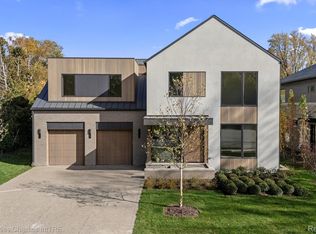 1260 Lyonhurst St, Birmingham, MI 48009