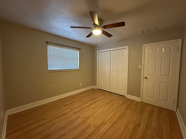 middle bedroom