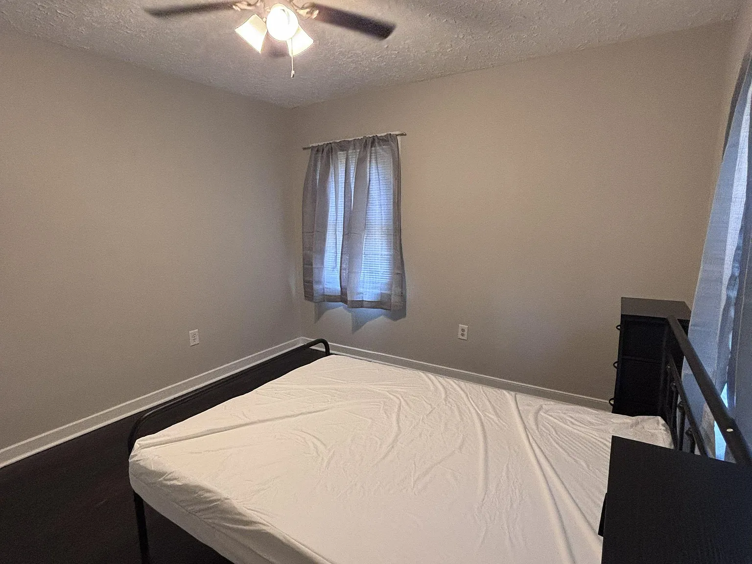 4 bed, 2.0 bath, 1400 sqft, $828 — Photo 2
