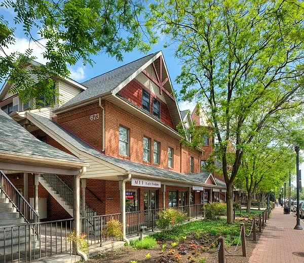 585 Main Street — Photo 3