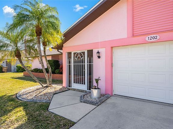 5th image of 1202 SW 51st Ter