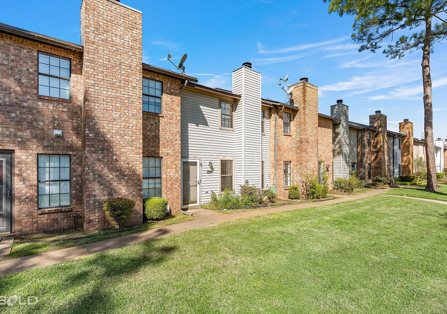 Charming 2-Bedroom Home in Gated Community with Pool & Clubhouse — Photo 4