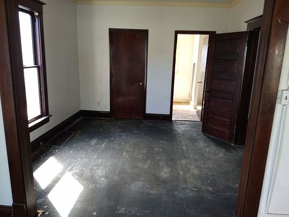 4th image of 213 Jefferson St