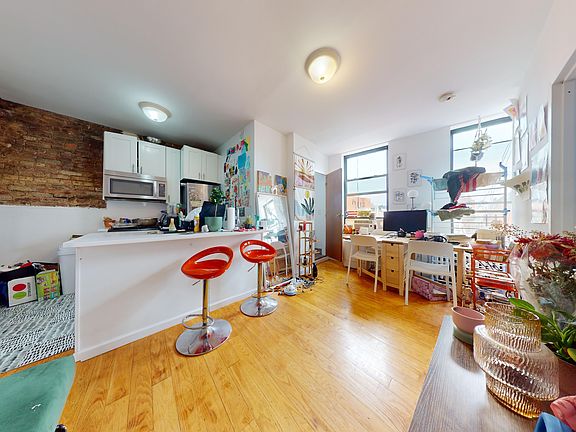 2nd image of 165 Mulberry St APT 2
