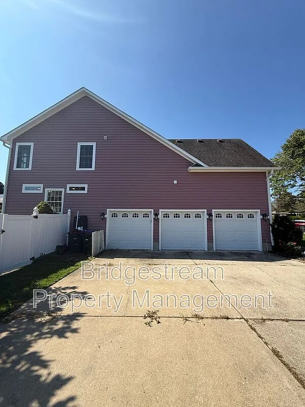 4 bed, 4.5 bath, 2715 sqft, $3,595 — Photo 1