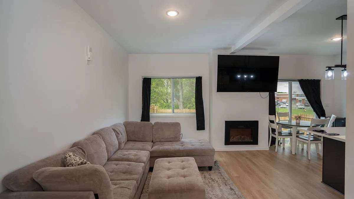 3 bed, 3.0 bath, 1344 sqft, $2,500 — Photo 2