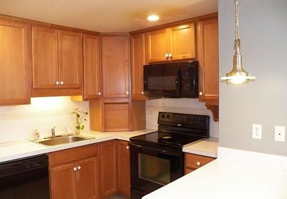 4th image of 8 Grafton St Unit 19