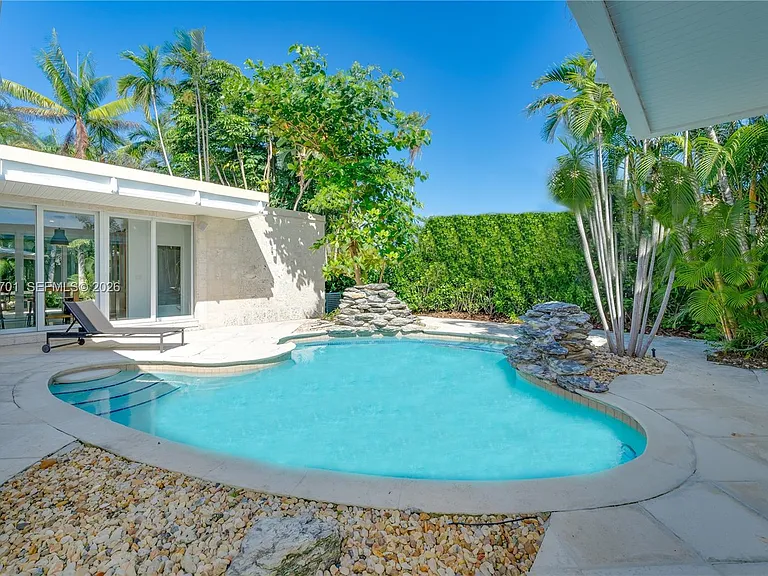 111 S Hibiscus Dr — Photo 4