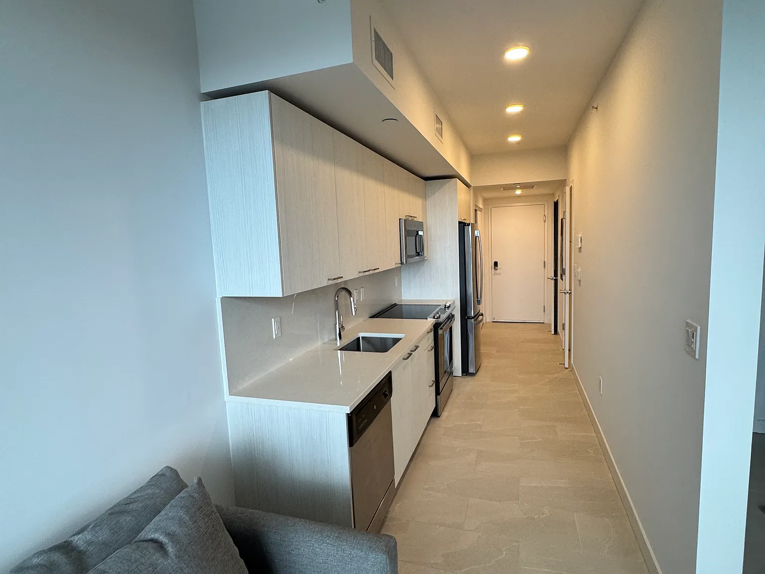 Studio, 570 sqft, $2,100 — Photo 2