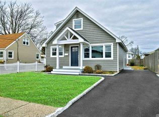 120 W Hampton Rd, Lindenhurst, NY 11757