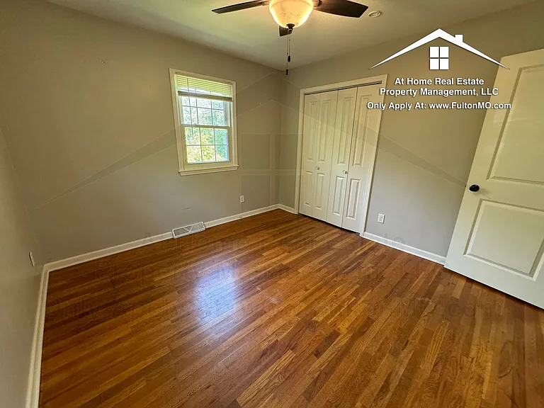 1304 Bradley Ln — Photo 17
