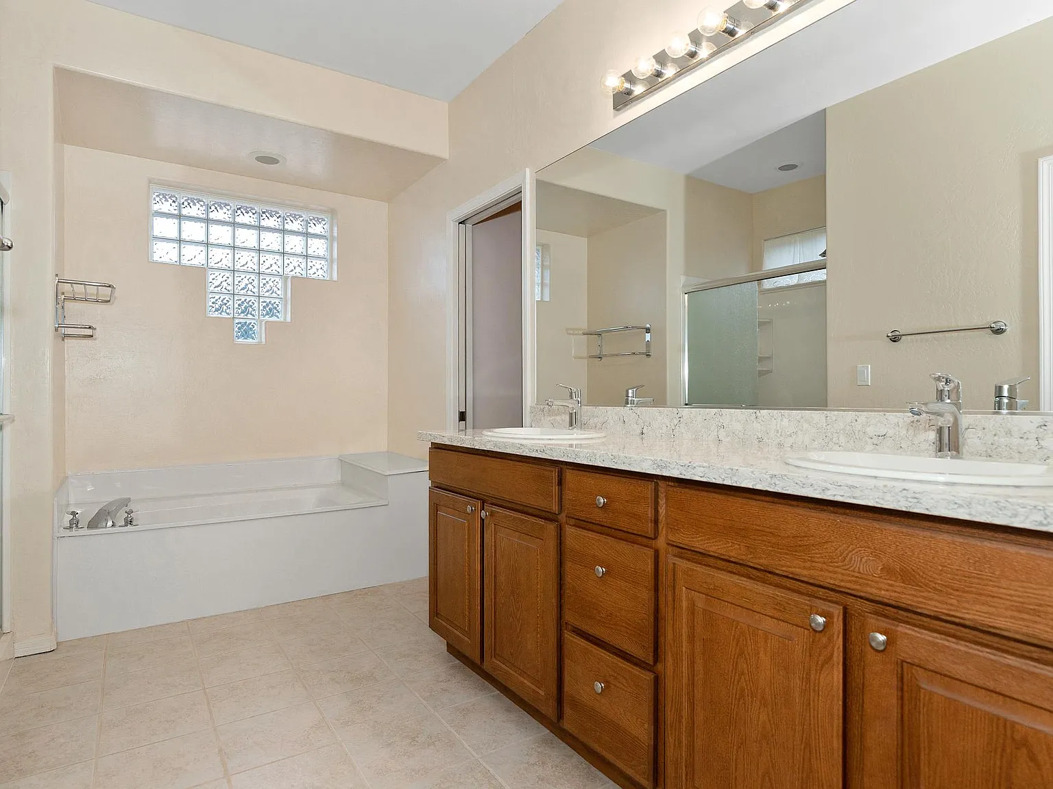 3 bed, 2.5 bath, 2105 sqft, $3,295 — Photo 3