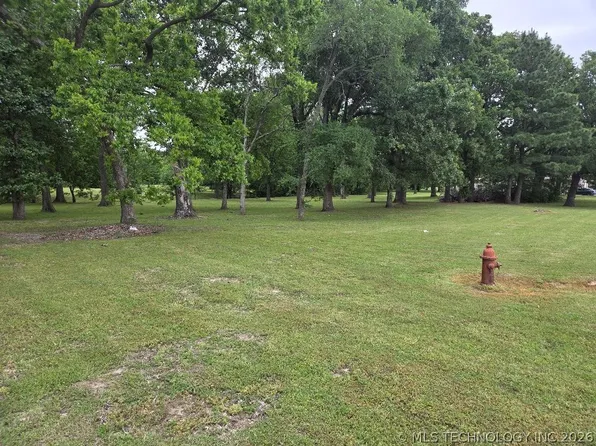 Hawkins Dr, Eufaula, OK 74432
