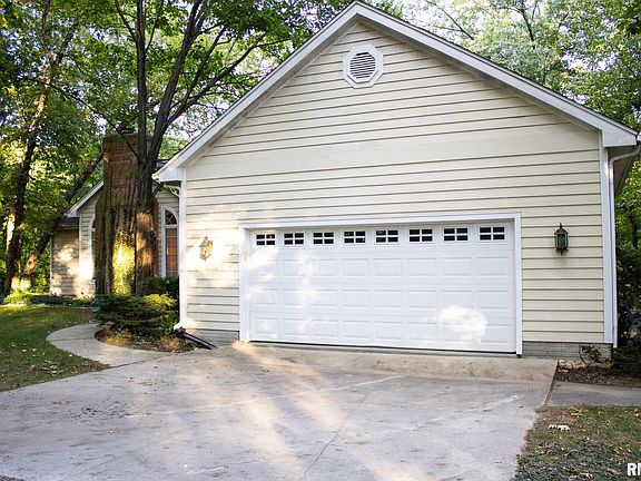 3rd image of 210 Deer Lakes Dr
