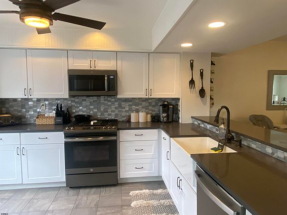 3rd image of 717 E Victoria Dr #717