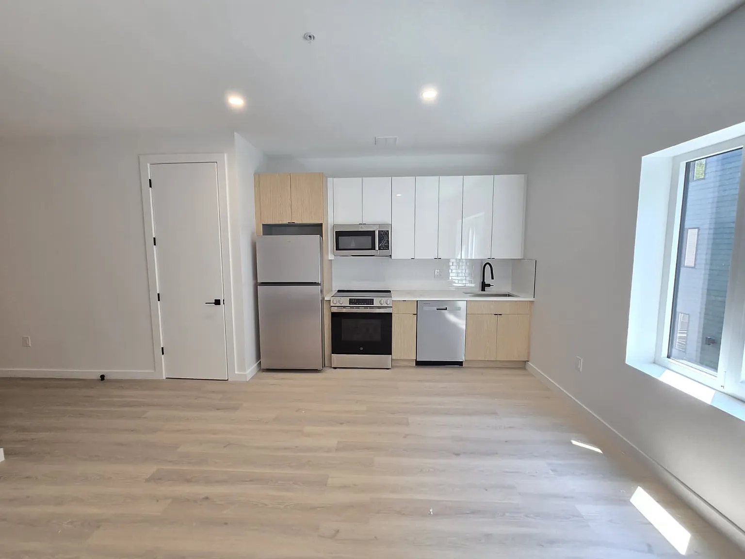 Studio, 370 sqft, $2,025 — Photo 2