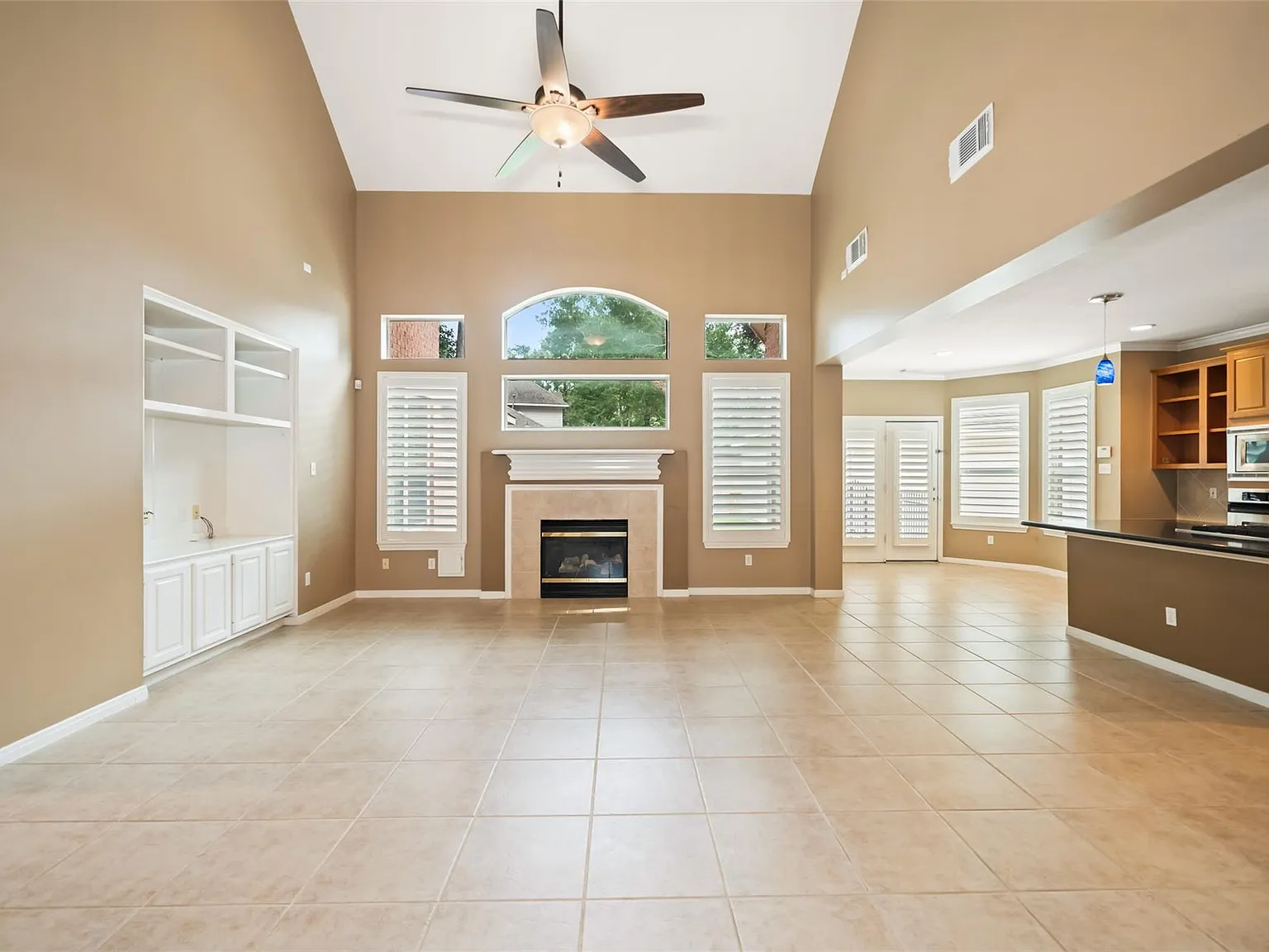 4 bed, 3.5 bath, 3240 sqft, $3,550 — Photo 4