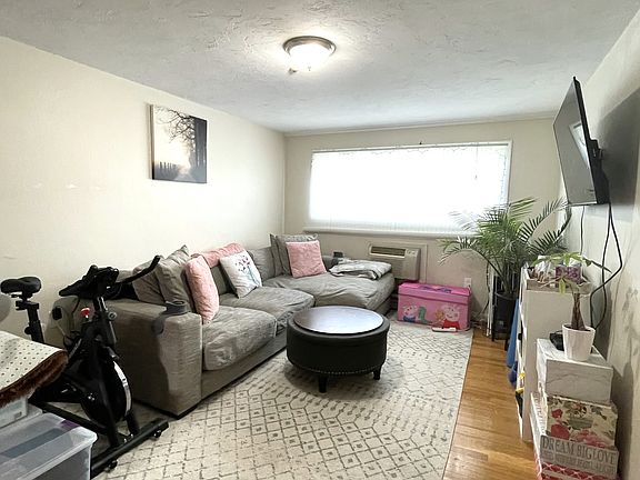 4th image of 67 Montclair Ave #4T