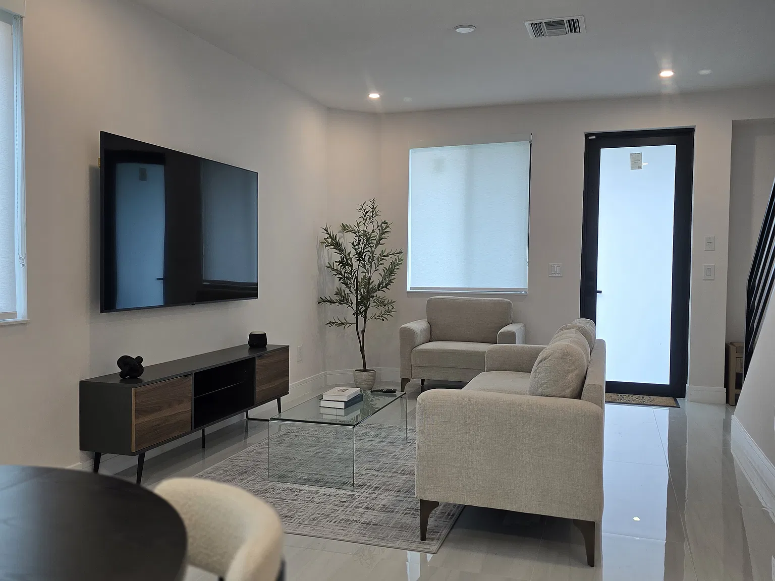 4 bed, 1811 sqft, $3,890 — Photo 3