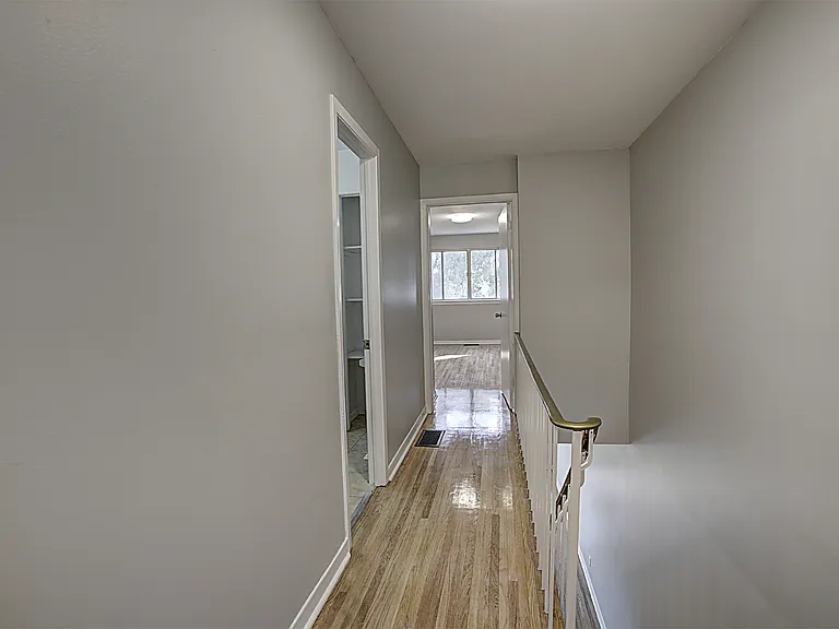 200 Lakeshore Rd W — Photo 14