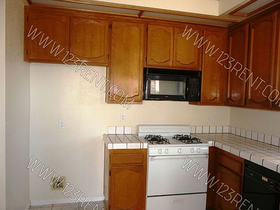 3rd image of 611 E Ivesbrook St