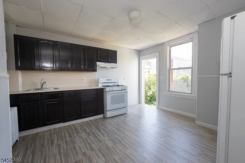 3 bed, 1.0 bath, $2,200 — Photo 2