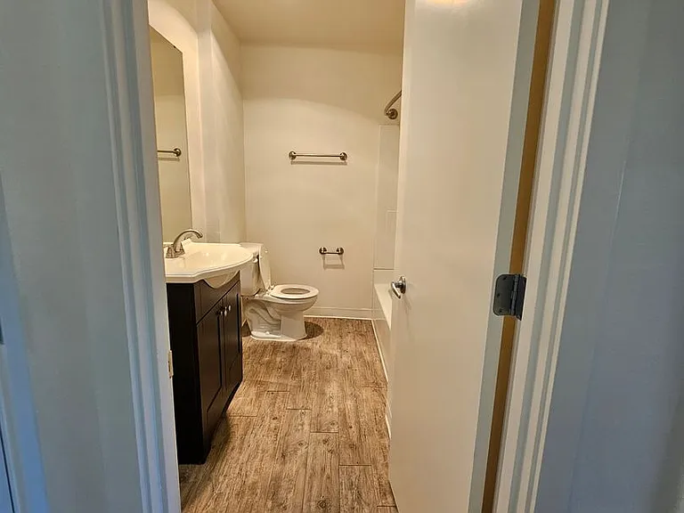 Beverly Grove Apartments — Photo 32