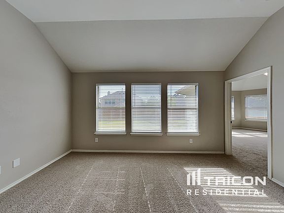 3rd image of 307 Hawthorn Dr