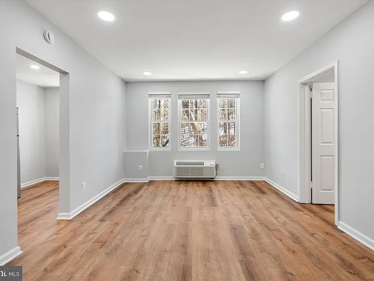 1909 N Rhodes St #25 — Photo 17