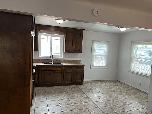 This is the large kitchen with espace for diningroom