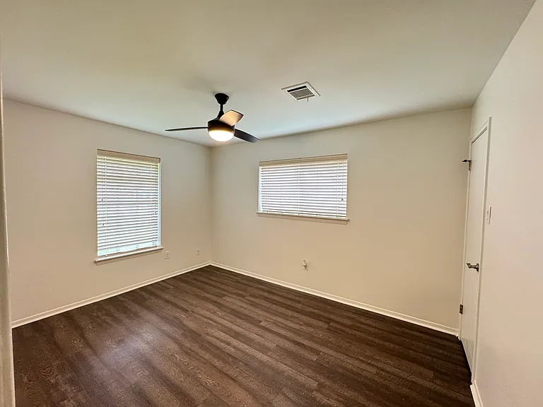 2318 N Austin Ave — Photo 5