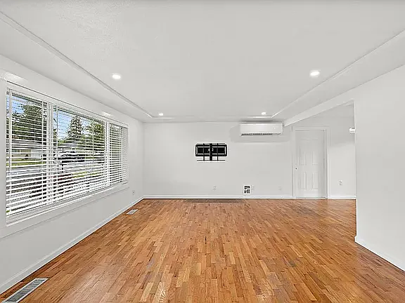 118 Violet Meadow St E — Photo 5