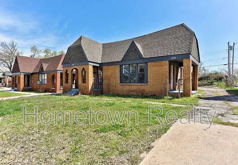 2122 N Glen Ellyn St — Photo 2