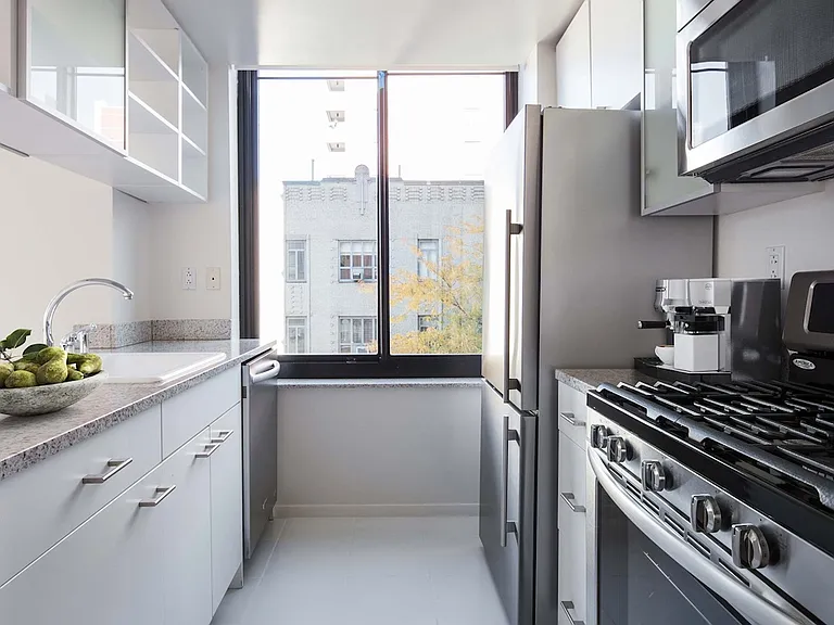 180 W 20th St #7T — Photo 2
