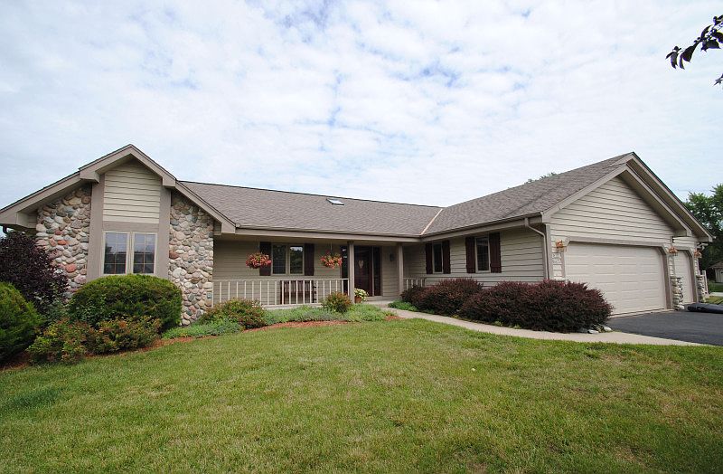 1st image of W327N4171 Portside Dr