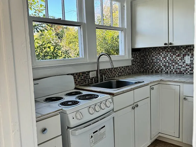 2573 Dellwood Ave — Photo 5