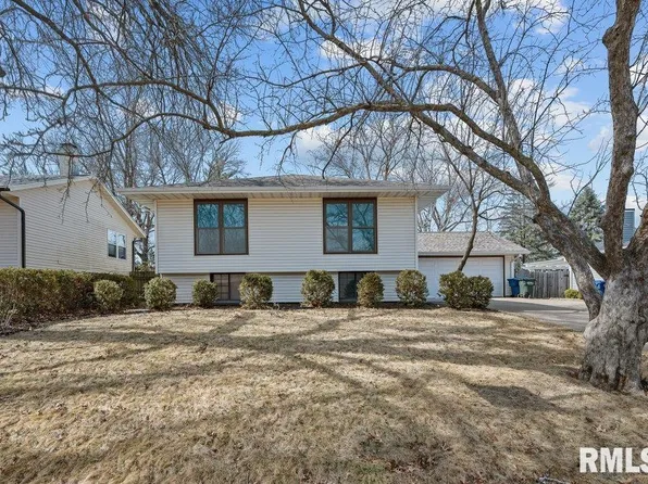 5432 Oakbrook Rd, Davenport, IA 52806