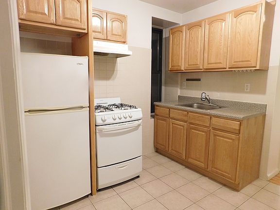 4th image of 302 E 94th St APT 4B
