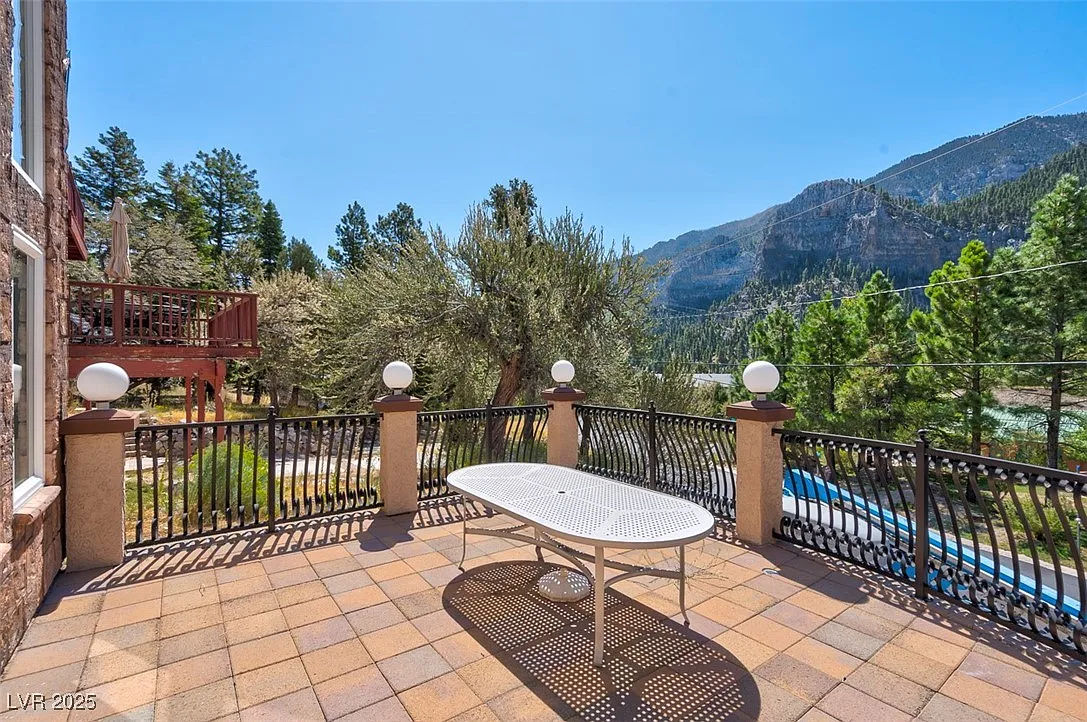 5 bed, 4.0 bath, 4510 sqft, $7,900 — Photo 3